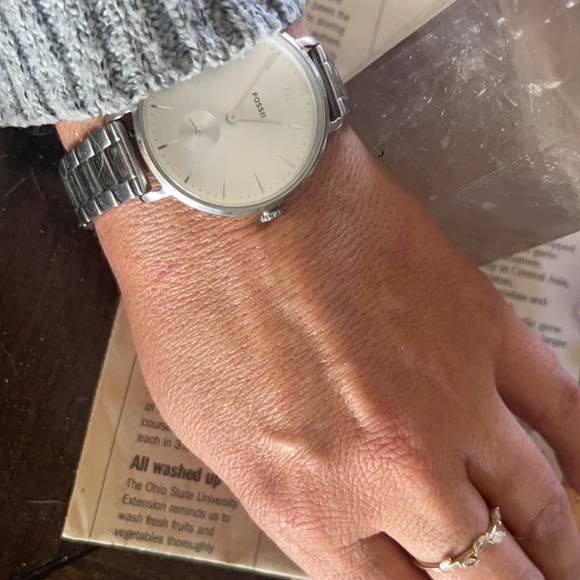 Silver fossil watch may have 📦 no scratches. Works needs battery - Picture 3 of 6